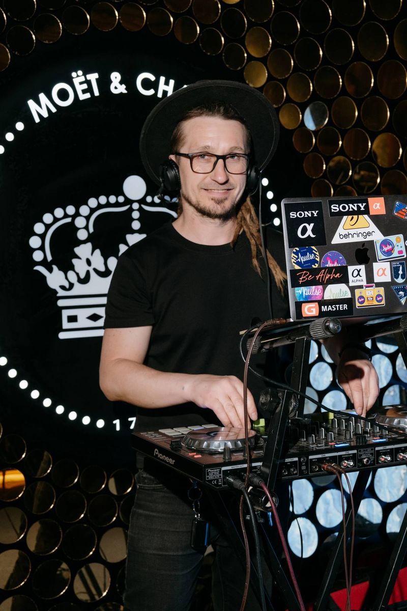DJ за пультом